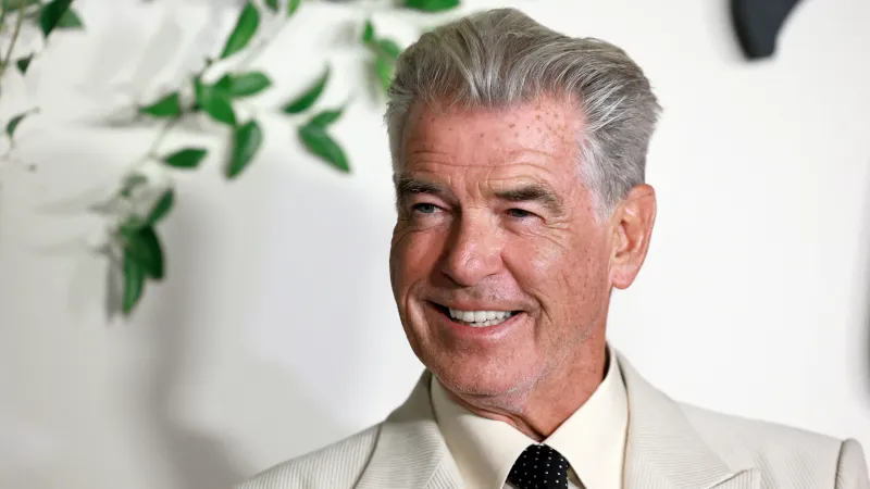 بيرس بروسنان يكشف سر احتفاظه بوسامته وشعره الكثيف