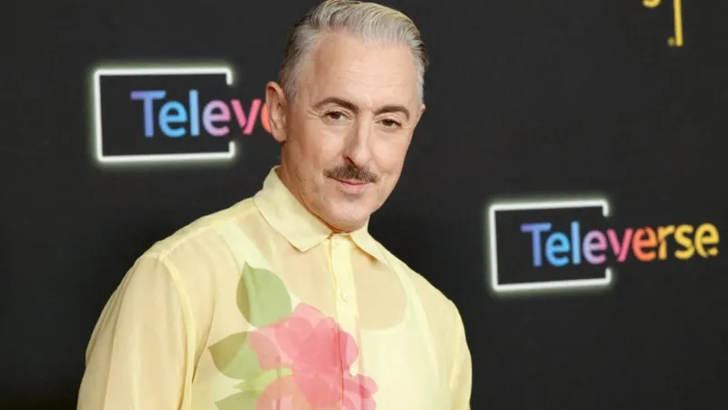 الممثل آلان كامينج يعود لشخصية Nightcrawler ويكشف عن تجربته الجديدة 