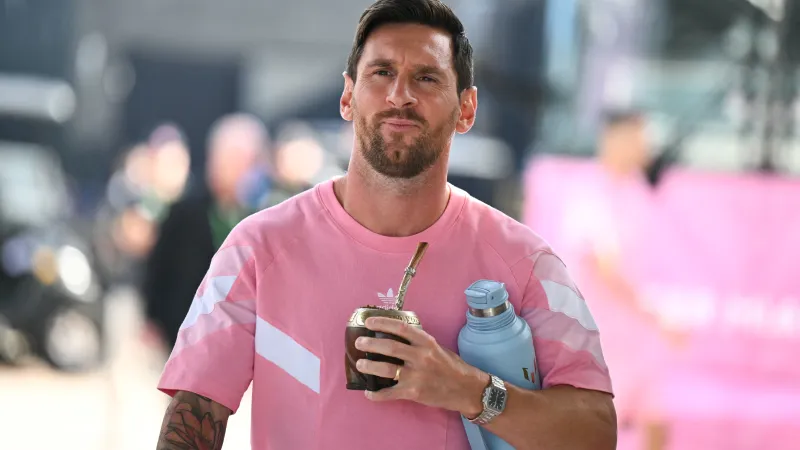 ميسي ودي بول يخطفان الأنظار بساعات فاخرة قبل مباراة إنتر ميامي (صور)