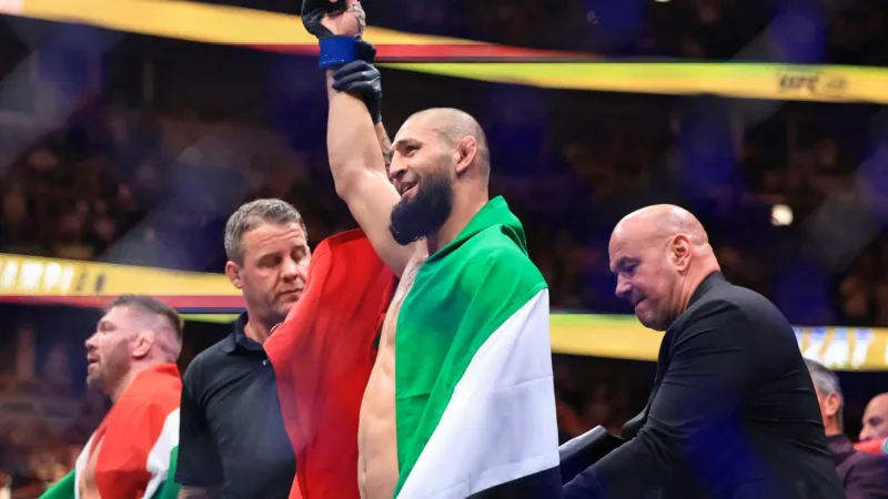 حمزة شيماييف يتوج ببطولة العالم للوزن المتوسط في UFC 319 (فيديو)