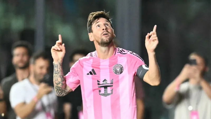 ليونيل ميسي.. من معاناة الطفولة إلى قمة المجد (فيديو)