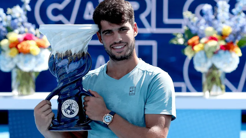 كارلوس ألكاراز يتوج بلقب سينسيناتي بانسحاب مفاجئ لسينر