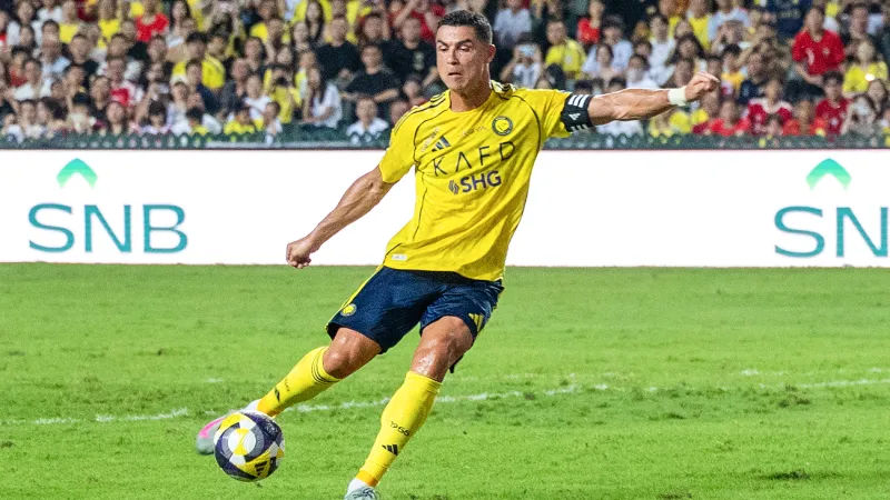 كريستيانو رونالدو يتنازل عن ميداليته الفضية لسيدة غامضة (فيديو)