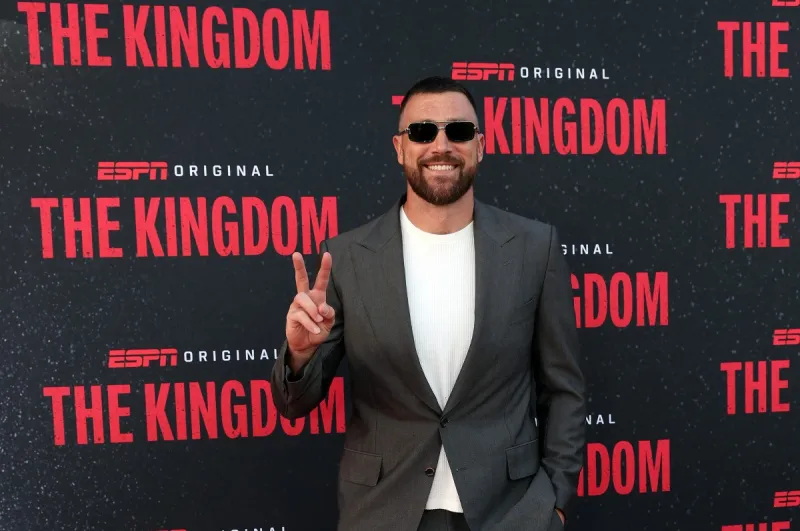 بعد خطوبته لتايلور سويفت.. كم تبلغ ثروة ترافيس كيلسي؟