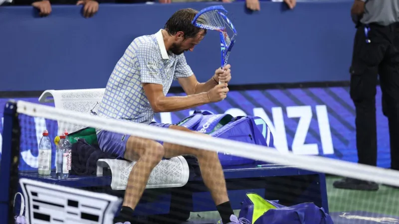 غرامة 42 ألف دولار على دانييل مدفيديف بعد انفعاله في بطولة أمريكا المفتوحة (فيديو)