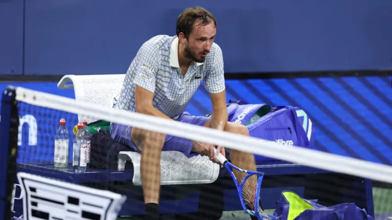 بطل أمريكا المفتوحة 2021 يودع البطولة بمشهد مثير للجدل (فيديو)