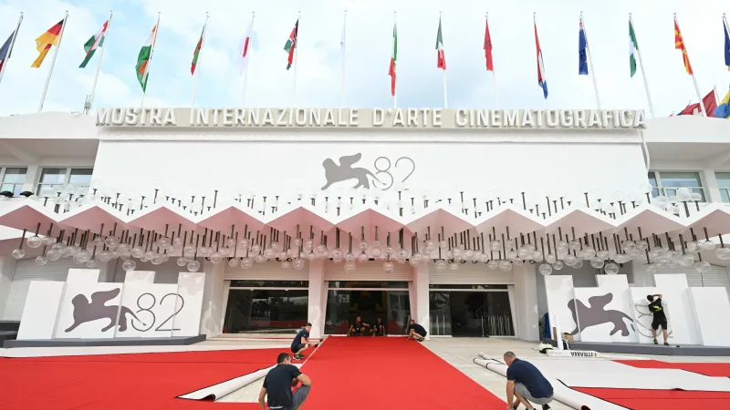 فينيسيا السينمائي 2025 ينطلق بأفلام كبرى ونجوم عالميين