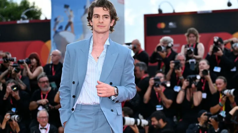 أندرو غارفيلد يتألق بإطلالة أنيقة من بولغاري في مهرجان فينيسيا (فيديو)