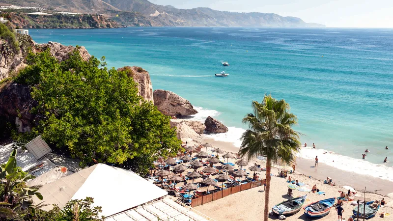 الأندلس إقليم بنكهة عربية..  عبق التاريخ والقصور وروعة الشواطئ