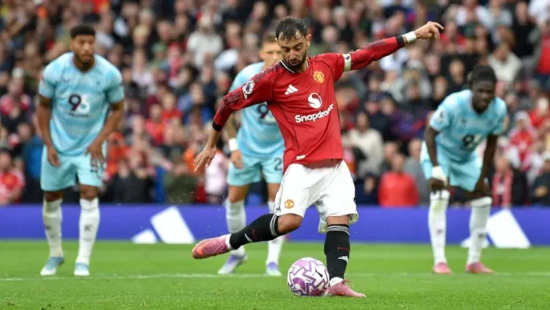 ركلة قاتلة تُنقذ مانشستر يونايتد من التعثر أمام بيرنلي (فيديو)