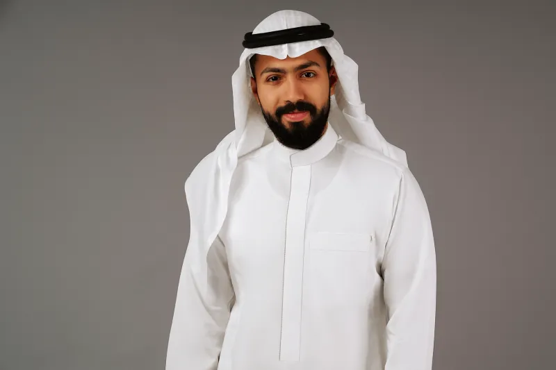 من السعودية إلى العالم: العباية الرجالية تعانق الموضة بأرقى حلّة