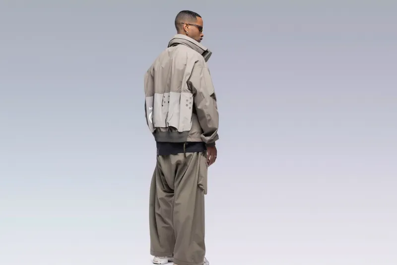 أناقة المستقبل الذكية: كيف تعيد ملابس TechWear تعريف أسلوب الرجل العصري؟