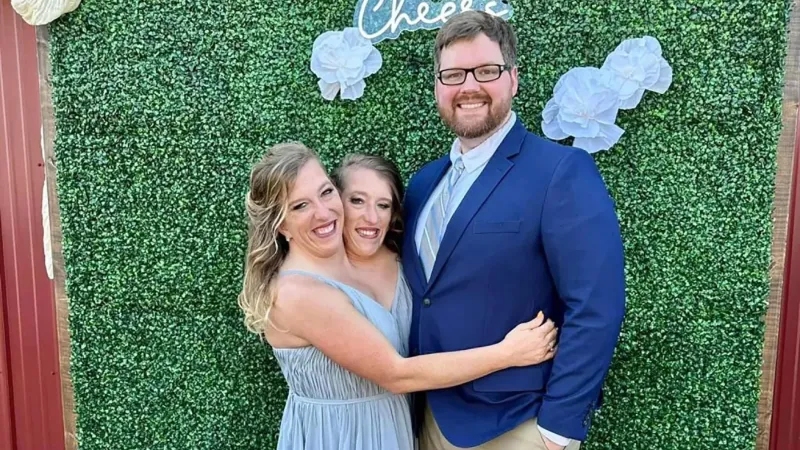 ظهور التوأم "آبي وبريتاني هينسل" مع مولودهما الجديد يعيدهما إلى الأضواء