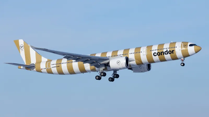 ذعر على متن طائرة بوينغ بعد انفجار محركها (فيديو)