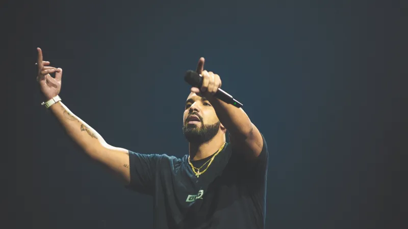  دريك يرتدي ساعة رولكس داي ديت النادرة بسعر 117 ألف دولار