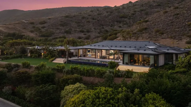 تحفة معمارية في Malibu تعرض للبيع بسعر فريد