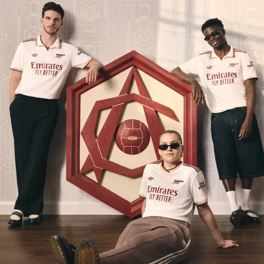 مستلهم من ملعبه التاريخي.. شاهد القميص الثالث الجديد لنادي آرسنال (فيديو)