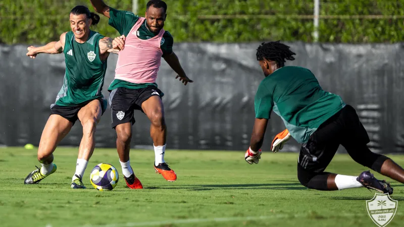 الأهلي يواصل استعداداته للموسم الجديد بتعادل مثير أمام العين الإماراتي (فيديو)