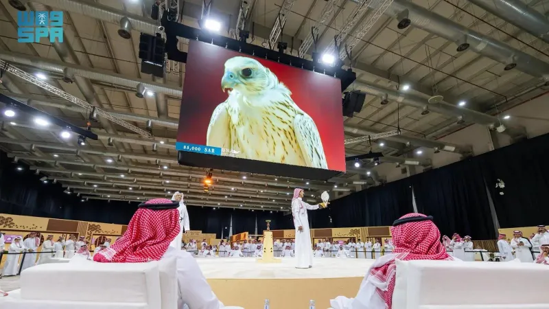 صقر "سوبر وايت" يسجل رقمًا قياسيًا جديدًا في المزاد الدولي (صور)