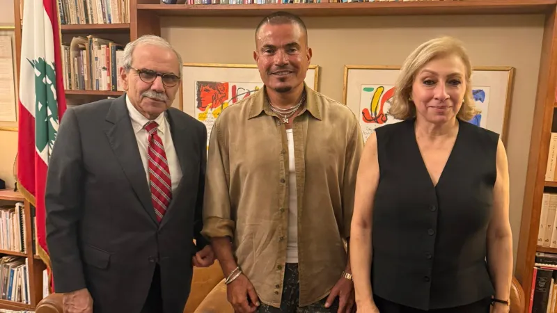 استقبال رسمي ولافتات ترحيب.. عمرو دياب حديث لبنان في ليلة لا تُنسى (فيديو)