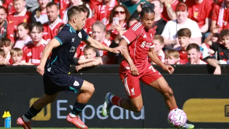 من موهبة صاعدة إلى نجم متألق: تعرف على ريو نغوموها جوهرة ليفربول الجديدة