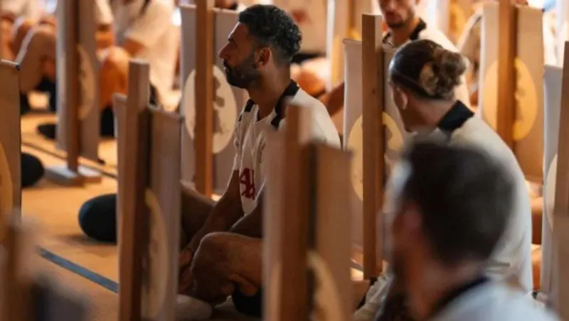 بصور ووصف.. محمد صلاح يثير الجدل خلال جولة فريقه الآسيوية