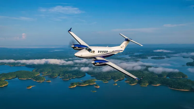  Beechcraft King Air 260 بين الغيوم.. بتقنيات ذكية ومقصورة فارهة