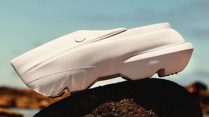 فانز تطلق حذاءً يشبه الشاحنة