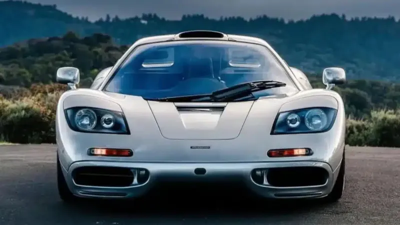 تشويق عالمي بعد رصد ماكلارين F1 على متن طائرة إماراتية