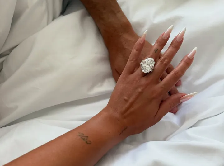 خبير مجوهرات يكشف أسرارًا جديدة عن خاتم خطوبة رونالدو لجورجينا