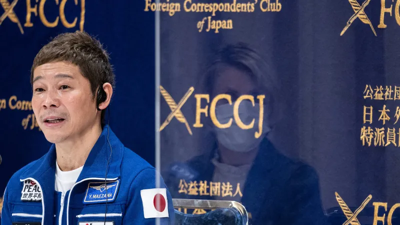 الملياردير الياباني يوساكو مايزاوا يخطو نحو المستقبل بيخته الفاخر "Cosmos"