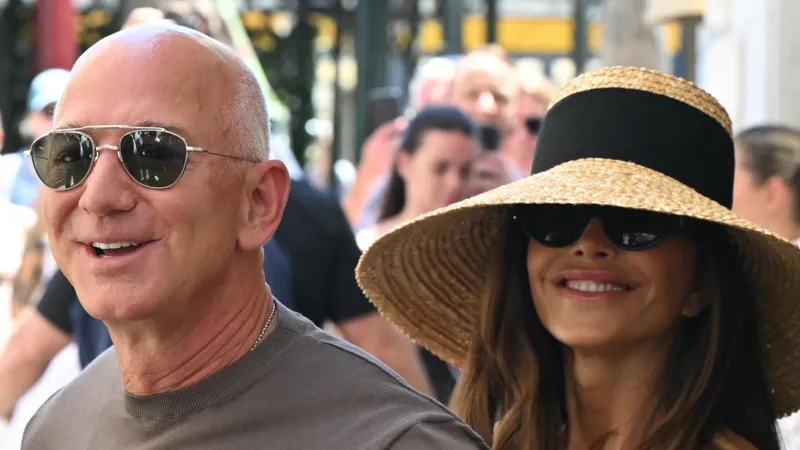 جيف بيزوس يخطط لدور بارز لزوجته في فيلم جيمس بوند الجديد
