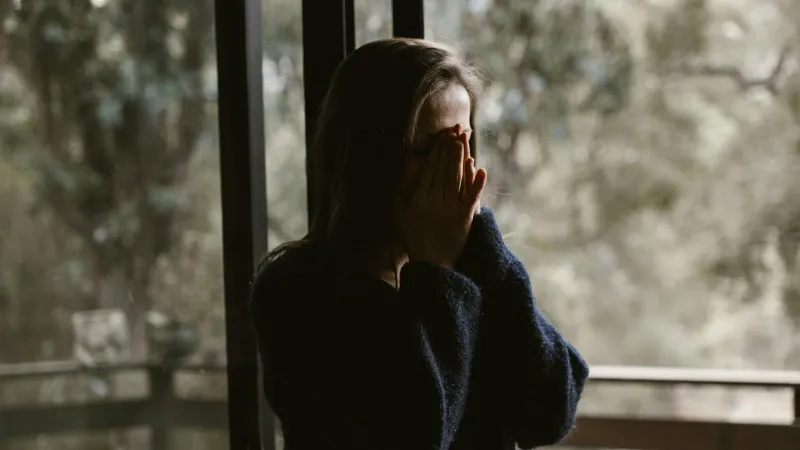 ما الذي يمنعنا من مسامحة أنفسنا؟ دراسة حديثة تكشف الإجابة