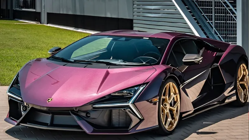 Lamborghini تكشف عن Revuelto... تصميم استثنائي بلون لا يُقاوم