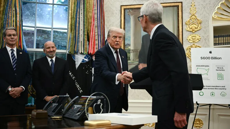 هدية فريدة من تيم كوك للرئيس الأمريكي.. ورسالة ضمنية حول مستقبل Apple (فيديو)