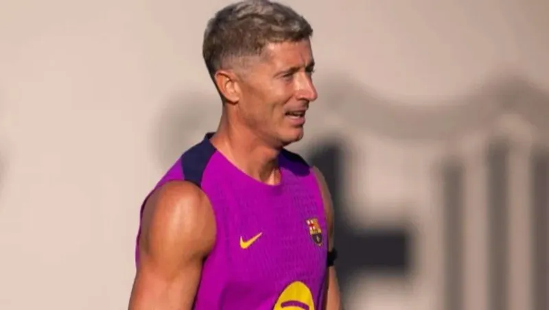 وكيل ليفاندوفسكي يكشف سر بقاء النجم البولندي في برشلونة رغم الإغراءات الضخمة