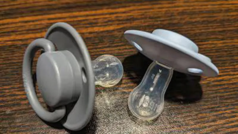 "اللهاية للكبار".. موضة جديدة تجتاح الصين لمواجهة التوتر وتحذيرات طبية من آثارها الجسدية والنفسية 