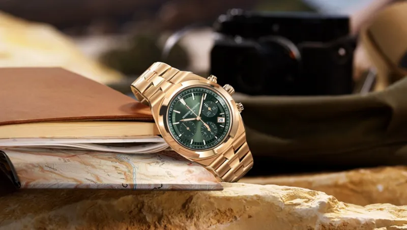 ساعات تتجاوز الزمن: فخامة الأناقة ودقة التقنية في تحفة واحدة