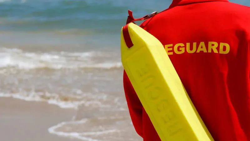 63 عامًا على الشاطئ.. ثمانيني يحقق رقمًا قياسيًا جديدًا في موسوعة غينيس