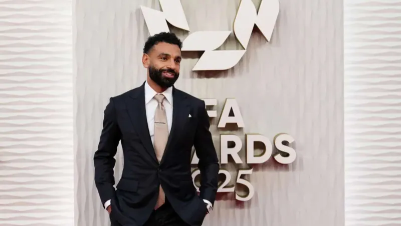 محمد صلاح يتوج بجائزة الأفضل ويخطف الأنظار بساعته الفاخرة في حفل PFA