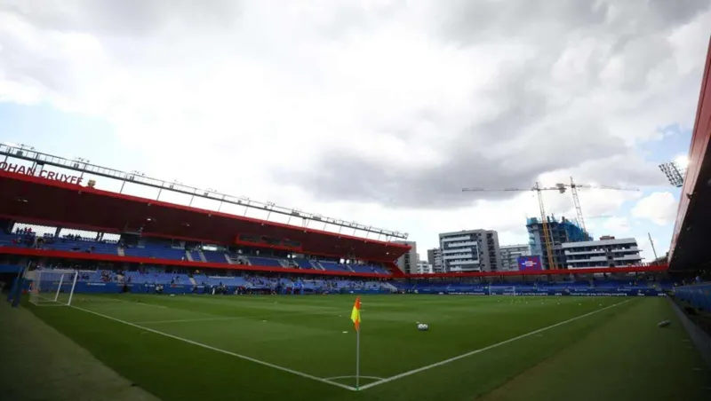 أزمة ملعب يوهان كرويف تربك استعدادات برشلونة.. ماذا يحدث؟ 