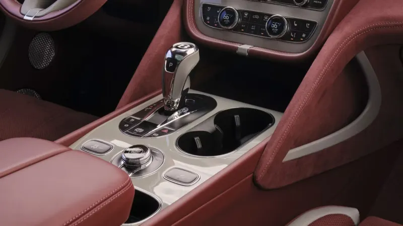 بنتلي تكشف عن حامل أكواب الأذكى والأفخم في عالم السيارات.. ما مواصفته؟