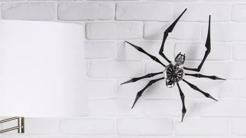 MB&F تكشف عن ساعة Arachnophobia بتصميم يحاكي العنكبوت (فيديو)