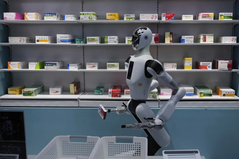 تجربة مستقبلية في بكين.. الصين تفتتح أول متجر للروبوتات البشرية (فيديو)