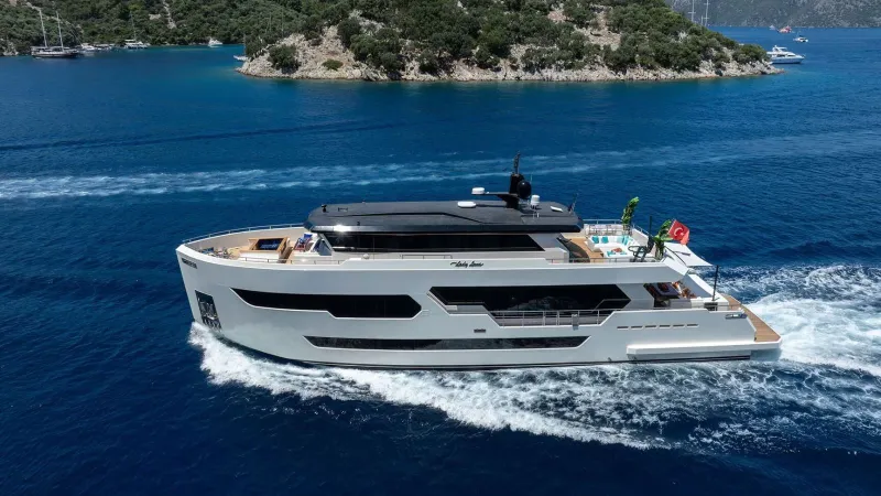  Lady Luna.. يخت تركي يجمع الفخامة وروح البحر