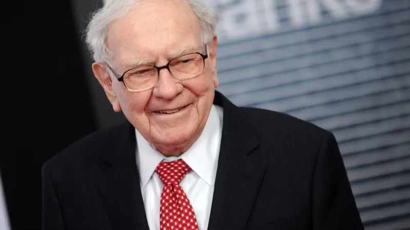 وارن بافيت يعزز رهانه على UnitedHealth ويقلص استثماراته في آبل