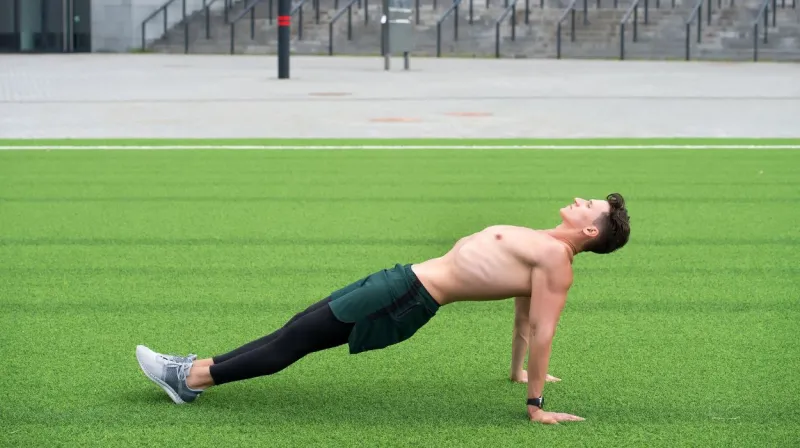 تمرين البلانك العكسي: سر اللياقة الخفية لعضلات الظهر والجذع.. وعلاج آلام الجلوس الطويل