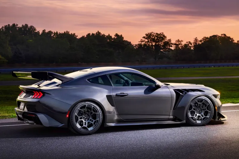 فورد تكشف عن موستانغ GTD Liquid Carbon بلمسة سباقية