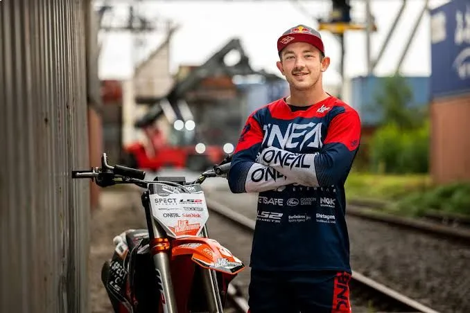 قفزة متسابق ألماني بين شاحنتين تتحول إلى عرض أسطوري (فيديو)