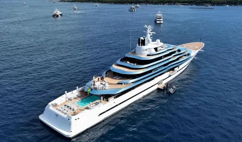 يخت Kaos  الفاخر يدهش سكان جزر تريميتي (فيديو)